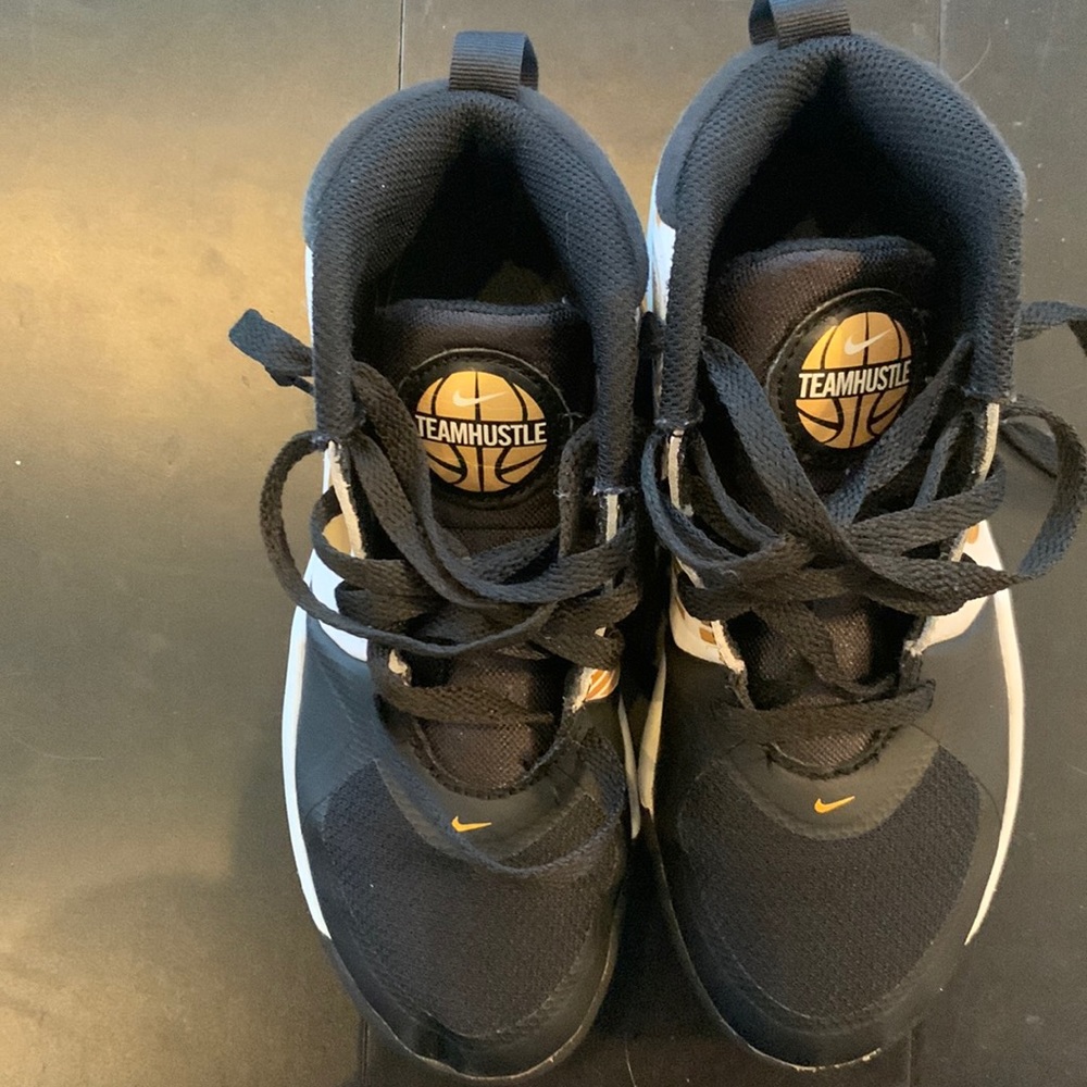 Kids Nike Team Hustle Basketball Shoes